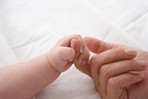 Babyhand umgreift Erwachsenenfinger